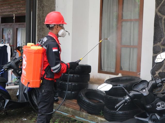 Resident preparing an apartment before a professional pest control visit